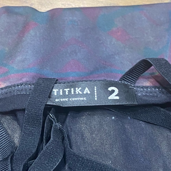 Size 2 titika workout top with built in bra - Picture 3 of 3